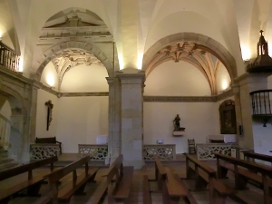 De gran riqueza interior, en la izquierda se abren dos curiosas capillas
